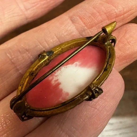 Vintage pink coral oval stone brooch set in gold tone hardware Czech - Picture 9 of 13